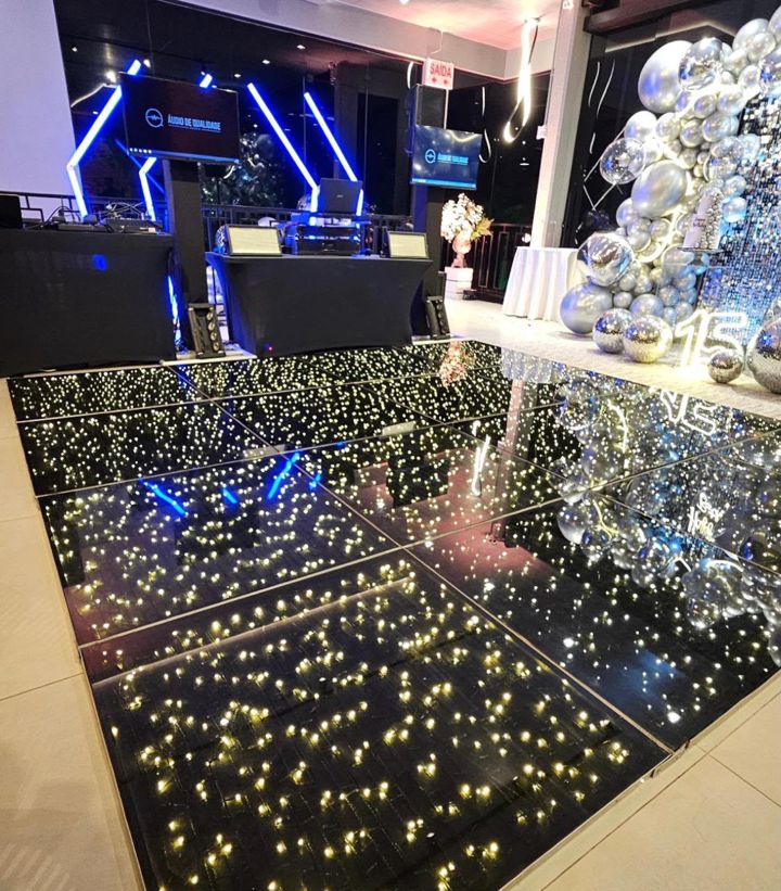 Pista Paris ao lado do DJ em festa de 15 anos