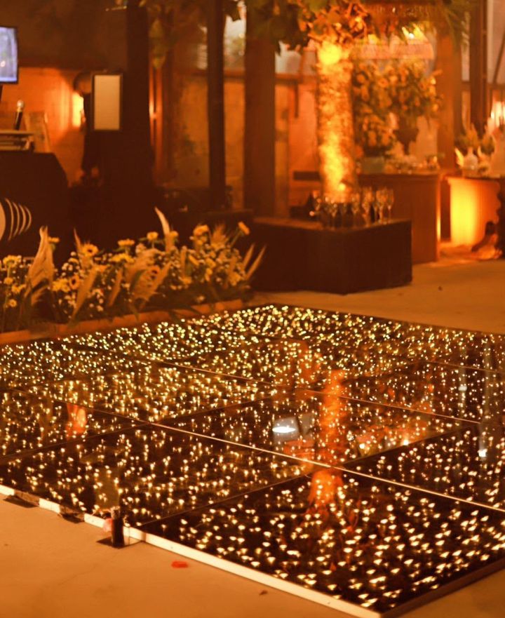 Pista Paris com luzes douradas