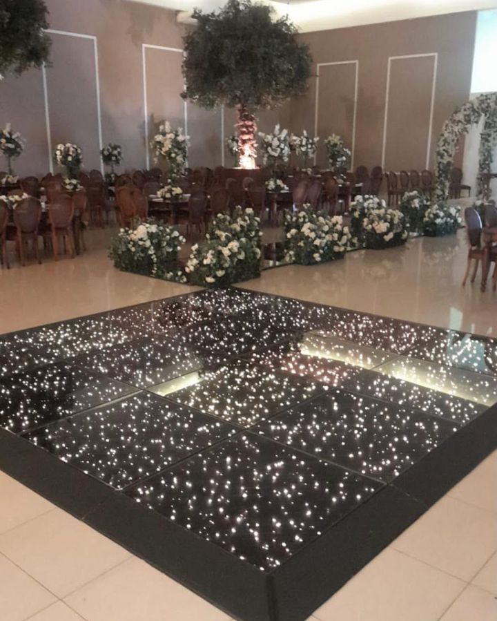 Pista Paris em salão com flores brancas