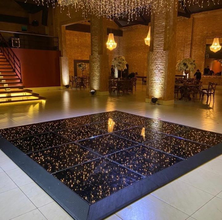 Pista Paris em salão com lustres de cristal