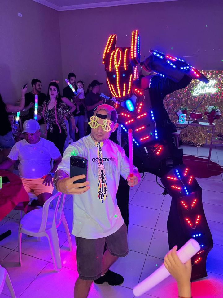 Robô de LED animando a festa
