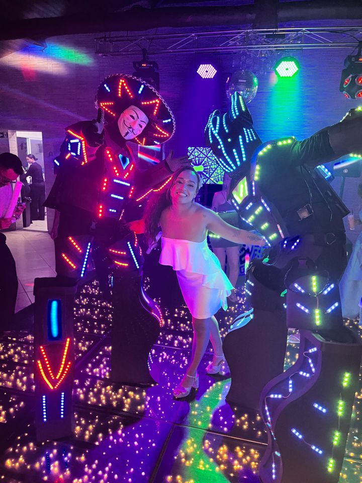 Robôs de LED na pista de dança