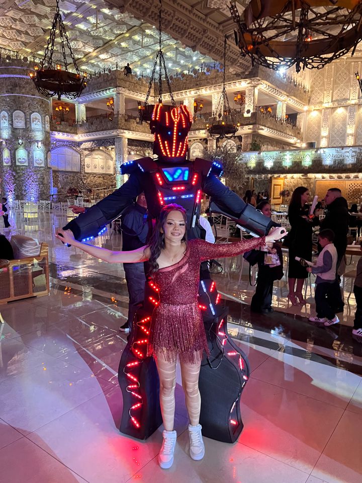 Debutante com o robô de LED no salão