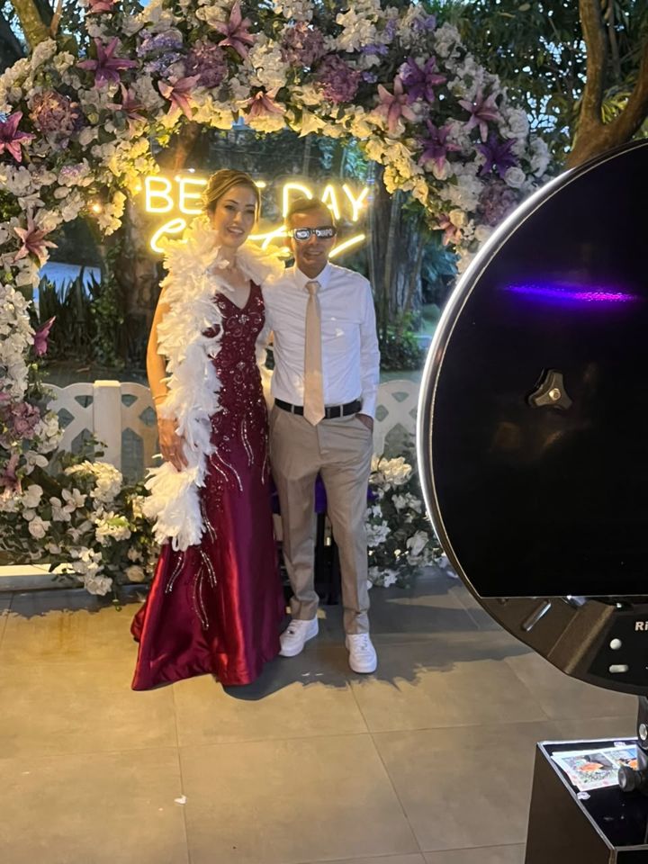 Casal elegante no totem fotográfico