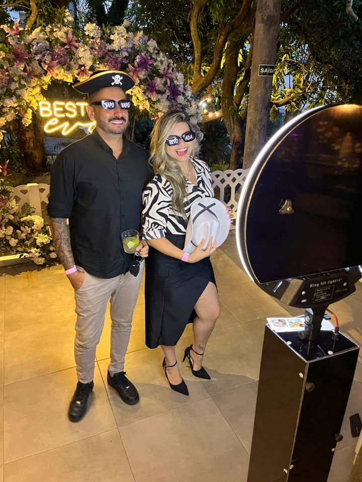 Casal com acessórios divertidos no totem