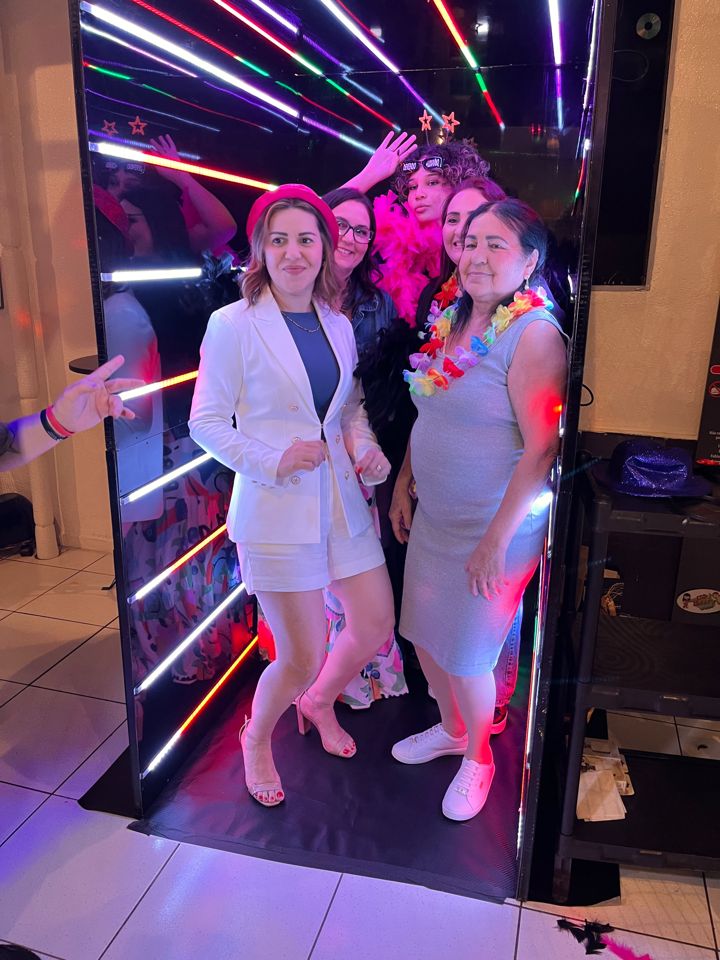 Grupo de amigas no túnel de LED