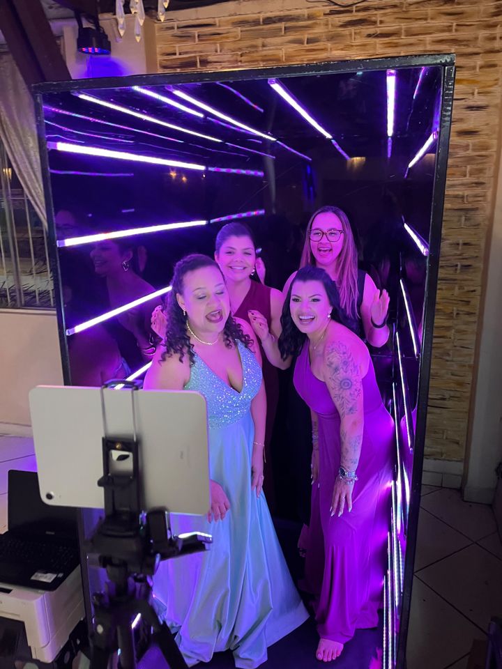 Debutante de vestido lilás no túnel de LED